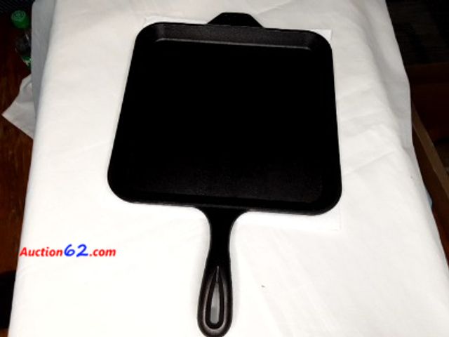 Lot 44-5501j - Lodge Square Cast Iron Griddle Skillet 99GR - Pre-Seasoned, Black E-Commerce Return, A basic inspection has been given to this item. Sold AS...