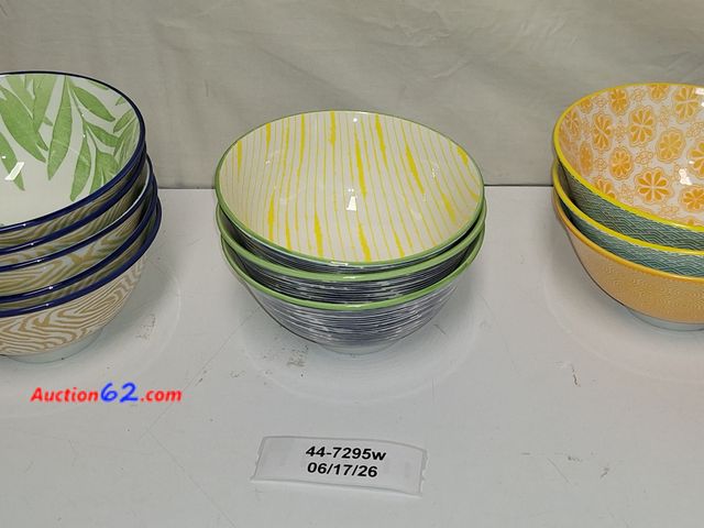 Lot 44-7295w - Lot of 11 miscellaneous bowls  E-Commerce Return, A basic inspection has been given to this item. Sold AS-IS.