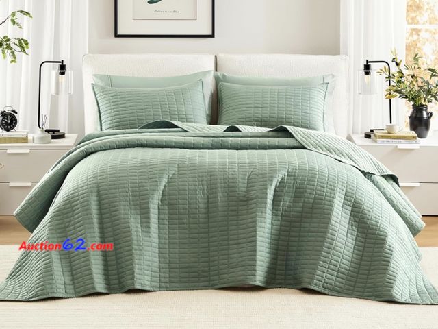 Lot 44-1103j - Retail value $66- Comfort Spaces Sage Green Oversized King Quilt Set 120"x118" Bedspread Quilted Summer Lightweight Microfiber Bedding Cover...