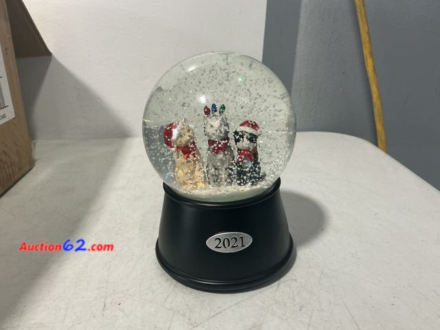 Lot 44-794o - Case of (4) Cat Themed Christmas Water Globes Appears New, A basic inspection has been given to this item. Sold AS-IS. See All Photo's Not T...