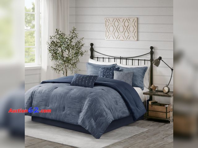 Lot 44-1524m - $93.73 Retail price - Madison Park Seersucker All-Season Navy Queen Comforter Set, 7pc See All Photo's Not Tested Appears New, A basic inspe...