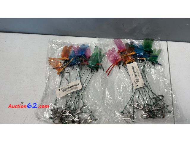 Lot 44-2607f - Pysug 12pcs Dragon Fly Clip 3D Simulation Dragonfly Pole for Outdoor Garden Yard Ornaments Appears New, A basic inspection has been given to...