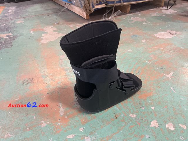Lot 44-551p - Lot of (1) United Ortho Medium Size Boot Appears New, A basic inspection has been given to this item. Sold AS-IS. See All Photo's Not Tested