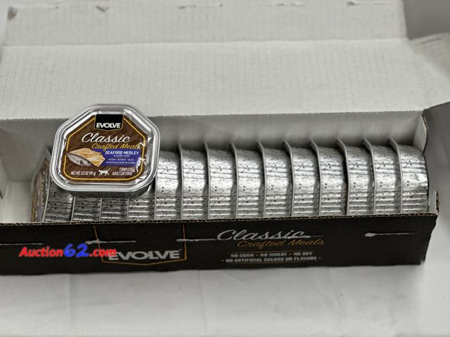 Lot 44-6015j - 1 box of envolve cat food. 15 packs @ 3.5 oz seafood medley. Date Nov 14,2026. NEW. Opened for photos.  See All Photo's Not Tested Never ope...
