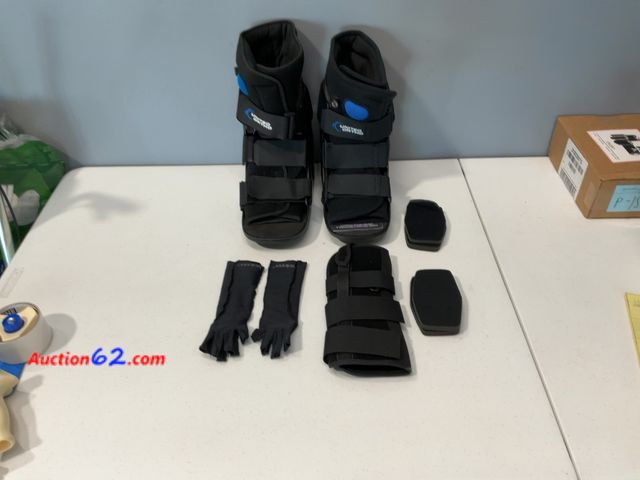 Lot 44-1524p - UNITED Isotoner Black Foot Boots, Wrist Brace, Hand and Wrist Gloves, Support Pads - Large Appears New, A basic inspection has been given to...