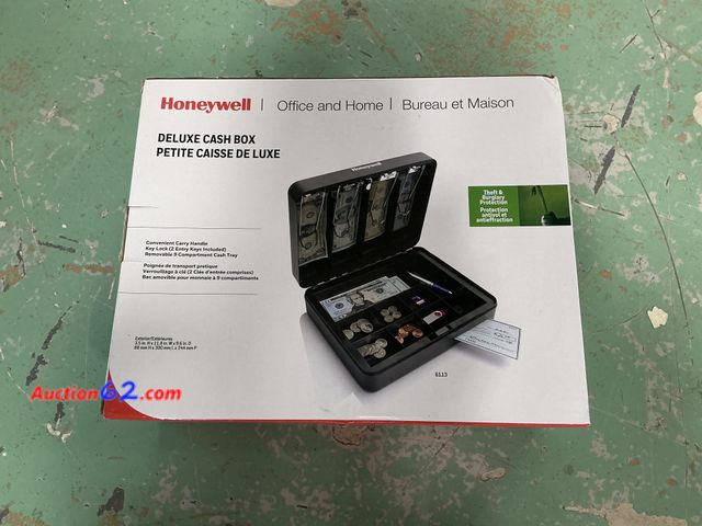 Lot 44-567p - DELUXE CASH BOX Appears New, A basic inspection has been given to this item. Sold AS-IS. See All Photo's Not Tested Unmarked, No barcodes