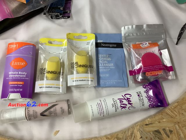 Lot 44-7573p - Lot of 7 pc miscellaneous self care for ladies. New. Appears New, A basic inspection has been given to this item. Sold AS-IS. See All Photo'...
