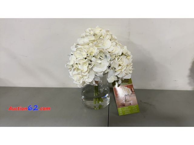 Lot 44-1646j - White Hydrangea Arrangement in Glass Vase Not Tested See All Photo's Appears New, A basic inspection has been given to this item. Sold AS-IS...