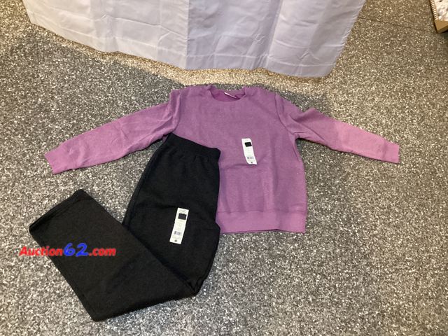 Lot 44-4051b - Lot of (1) medium sweatshirt, (1) pair of medium sweatpants. Appears New, A basic inspection has been given to this item. Sold AS-IS. See Al...