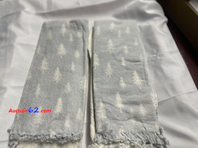 Lot 44-6071f - 2 sets of 2 of unknown marked hand towels approximately 24x16 in. Appears New, A basic inspection has been given to this item. Sold AS-IS. S...