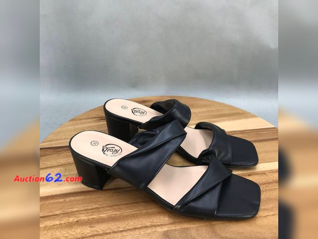 Lot 44-185g - Trary Chunky Sandals Womens 9 Black Block E-Commerce Return, A basic inspection has been given to this item. Sold AS-IS.