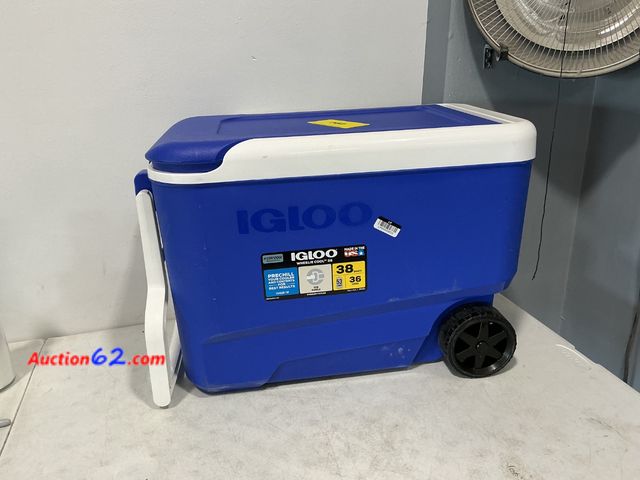 Lot 44-731o - Igloo Wheelie Cool 38 Quart Cooler Blue/White See All Photo's E-Commerce Return, A basic inspection has been given to this item. Sold AS-IS....