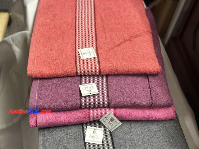 Lot 44-6061a - Lot of 4 assorted colors daily essentials soft and absorbent towels. 27.5 x 55 Appears New, A basic inspection has been given to this item. ...