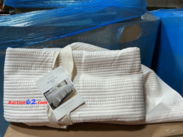 Lot 44-237b - FULL / QUEEN Ruched Velvet Quilt 88 in x 92 in (223.5 cm x 233.6 cm) E-Commerce Return, A basic inspection has been given to this item. Sold...