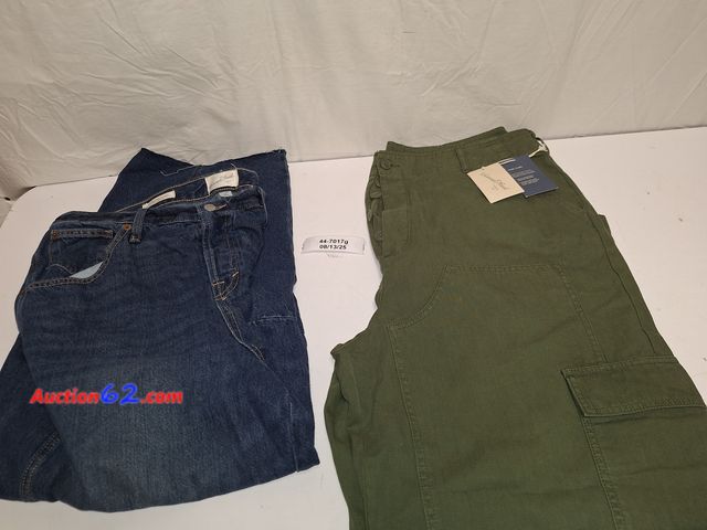 Lot 44-7017g - Lot of (2) Universal Thread pants, green tea, size 16 and Universal Thread blue jeans, size 16 Appears New, A basic inspection has been give...