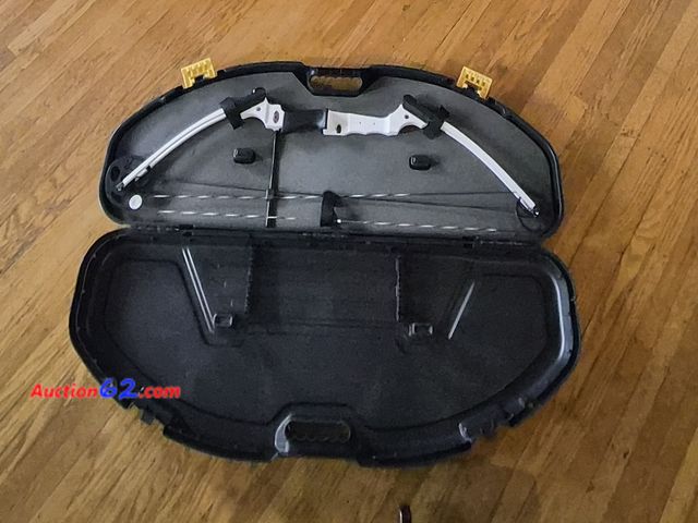 Lot 44-3019b - Bow and Hard Carrying Case - Used but in very good condition - Great for High School Archery - See Pictures  Used