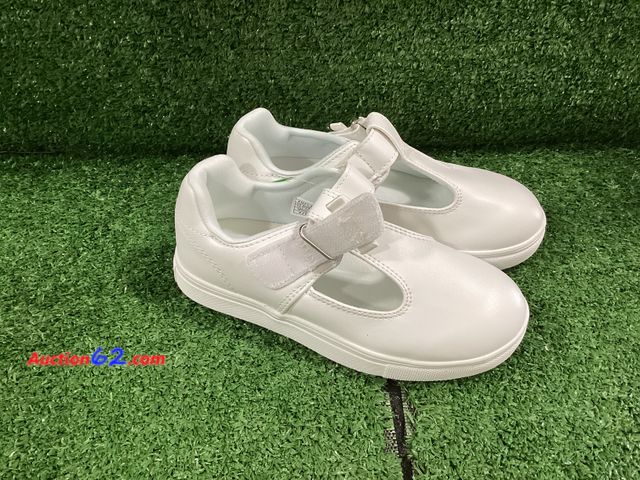 Lot 44-204g - Dream Pair of Size 13 Mary Jane Girls School Shoes  Appears New, A basic inspection has been given to this item. Sold AS-IS.