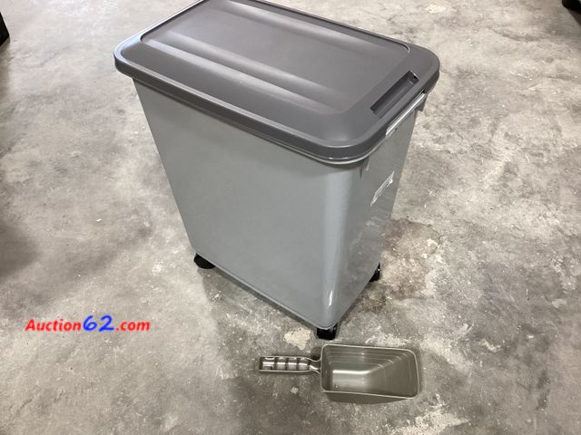 Lot 44-174b - Gun smoke Color Pet Food Container- Lid Does Not Close Completely  2. E-Commerce Return, A basic inspection has been given to this item. Sol...