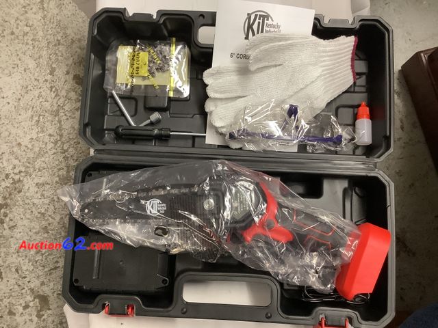 Lot 44-6085q - Kit 6” Chain Saw 21V cordless Saw, x2 21V Batteries, x1 Charger, Molded Storage Case, Extra Chain, Bar &amp;Chain Oil, Work Gloves, Safety G...
