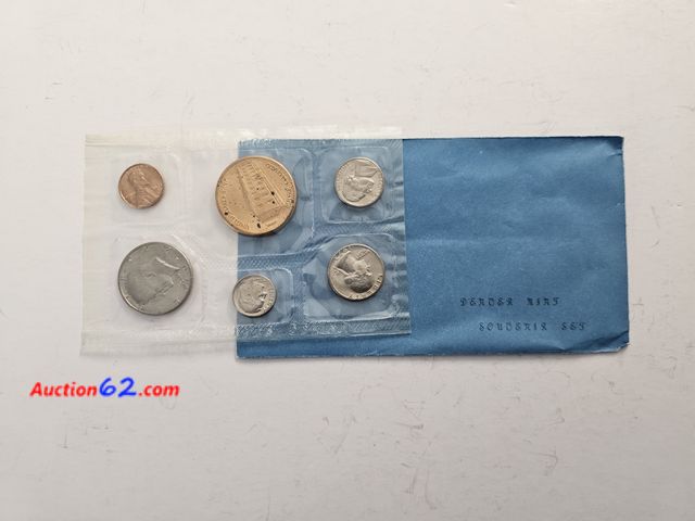 Lot 44-8301g - 1973 DENVER MINT SOUVENIR SET. COMES WITH A MEDAL OF THE U.S. MINT IT WAS MADE, KENNEDY HALF DOLLAR. WASHINGTON QUARTER, ROOSEVELT DIME, JEF...