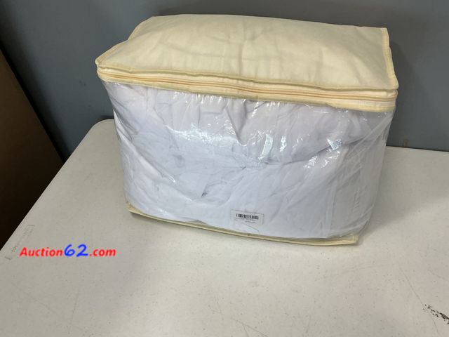 Lot 44-4002e - White tablecloth set 6 pack E-Commerce Return, A basic inspection has been given to this item. Sold AS-IS. See All Photo's Not Tested
