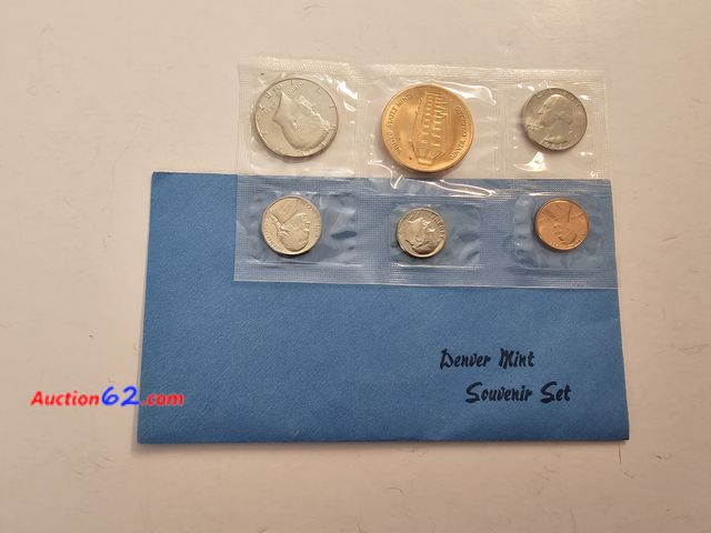Lot 44-8307q - VERY RARE 1982 DENVER MINT SOUVENIR SET. THE MINT DID NOT MAKE MINT SETS IN 1982, THESE WERE ONLY AVAILABLE AT THE MINT'S GIFT SHOP. THE PAC...