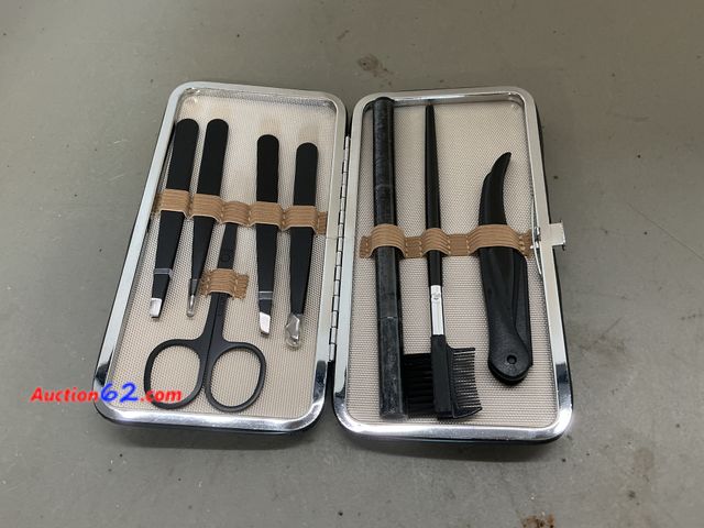 Lot 44-4041b - Eyebrow Grooming Set, Tweezer Set Appears New, A basic inspection has been given to this item. Sold AS-IS. See All Photo's Not Tested