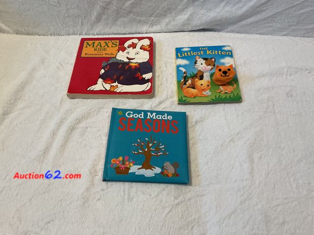 Lot 44-1014m - Lot of (3) children’s books E-Commerce Return, A basic inspection has been given to this item. Sold AS-IS. Used See All Photo's Not Tested
