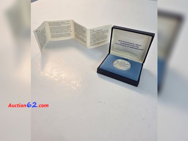Lot 44-8329g - .925 STERLING SILVER 1 OUNCE PROOF 1976 U.S. MINT MADE MEDAL COMMEMORATING THE DECLARATION OF INDEPENDENCE. COMES IN A NICE U.S. MINT MADE J...