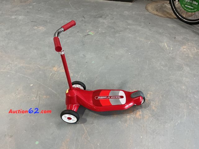 Lot 44-590j - Radio Flyer Grow With Me Scooter
 See All Photo's E-Commerce Return, A basic inspection has been given to this item. Sold AS-IS. Used Not Te...