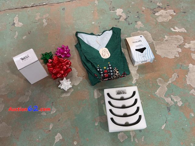 Lot 44-979 - Saalt Everywear Brief, Volcanic Black, Heavy-M - Moisture-locking, Replaces Tampons Not Tested E-Commerce Return, A basic inspection has bee...