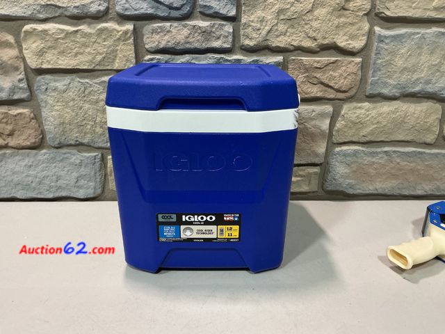 Lot 44-1739 - Igloo Cool 12 Cooler - 12 Quarts, Cool Riser Technology, Blue See All Photo's Not Tested E-Commerce Return, A basic inspection has been give...