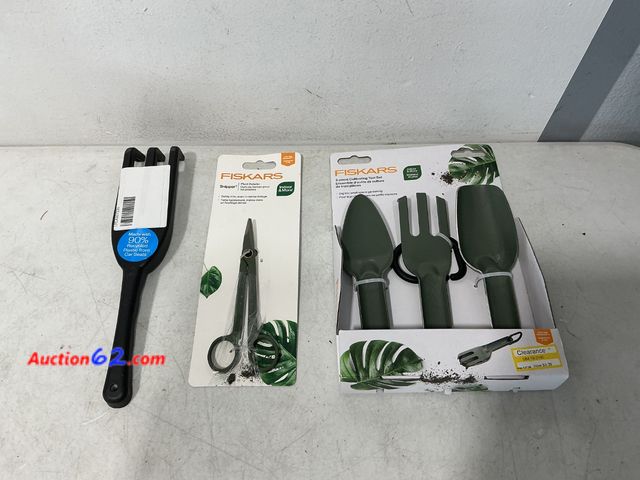 Lot 44-698f - Fiskars Garden Tool Set - Hand Rake, Scissors, Trowel, Fork See All Photo's Not Tested E-Commerce Return, A basic inspection has been given ...