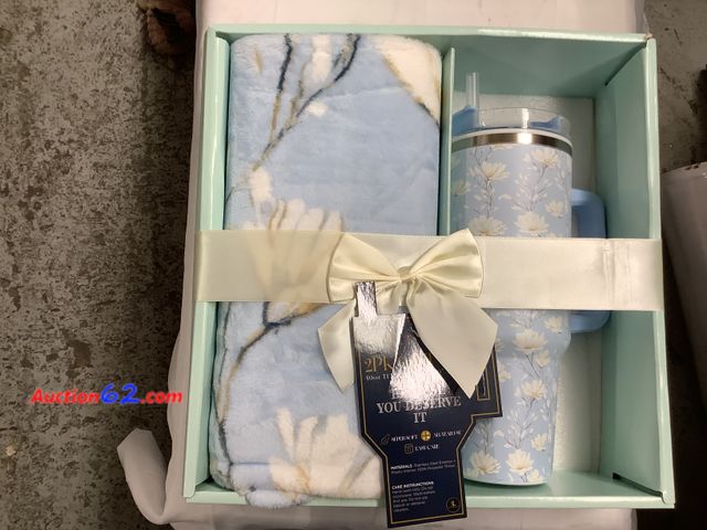 Lot 44-6084q - Lumiere Lane 2pk Gift Set, 40oz Tumbler &amp; 50”x60” Throw Because you deserve it. New. See All Photo's Not Tested Never opened, Factory Se...