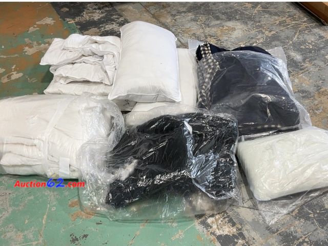 Lot 44-1533j - Assorted bedding items Lot E-Commerce Return, A basic inspection has been given to this item. Sold AS-IS. Used See All Photo's Not Tested Di...
