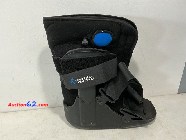 Lot 44-4031a - United Ortho Walker Boot Medium See All Photo's E-Commerce Return, A basic inspection has been given to this item. Sold AS-IS. Not Tested