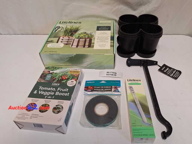 Lot 44-7194j - Lot of miscellaneous garden items  E-Commerce Return, A basic inspection has been given to this item. Sold AS-IS.