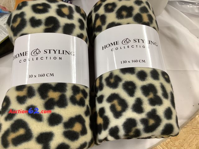 Lot 44-7574p - Lot of 2 home &amp; styling collection 130x160 cm. NEW.Fleece throw blankets See All Photo's Not Tested Never opened, Factory Sealed