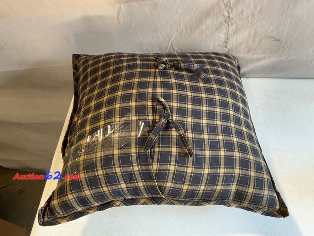 Lot 44-184m - Lot of (1) Plaid Decorative Throw Pillows Appears New, A basic inspection has been given to this item. Sold AS-IS. See All Photo's