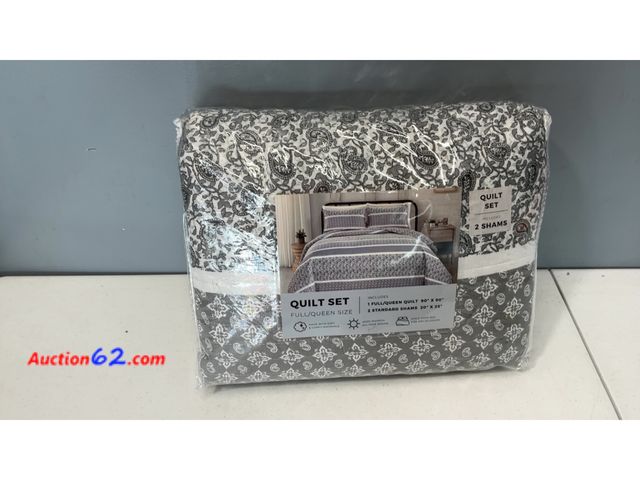 Lot 44-2601w - Quilt Set Full/Queen Size 2 Shams Gray Paisley Floral Appears New, A basic inspection has been given to this item. Sold AS-IS. Not Tested Se...
