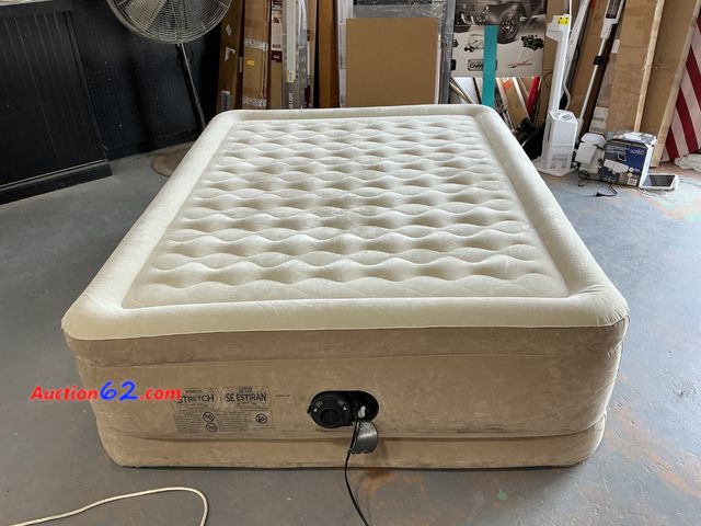 Lot 44-734o - Intex Pillow Top Airbed Dura-Beam Deluxe Queen See All Photo's E-Commerce Return, A basic inspection has been given to this item. Sold AS-IS...
