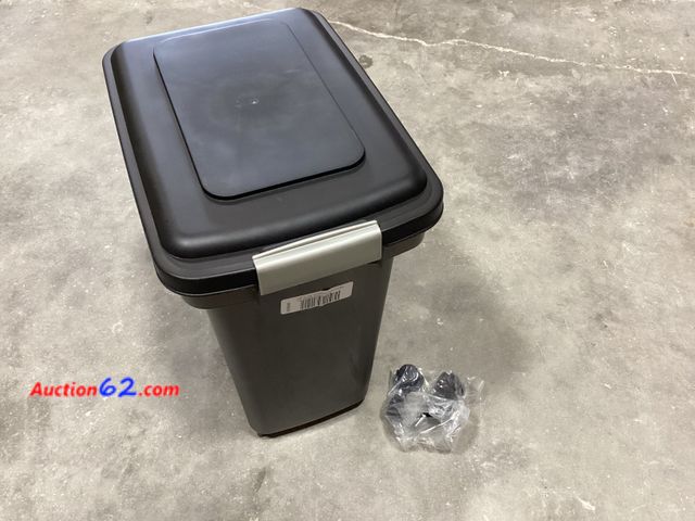 Lot 44-290g - 28qt Pet Food Container- Scooper Not Included  E-Commerce Return, A basic inspection has been given to this item. Sold AS-IS.