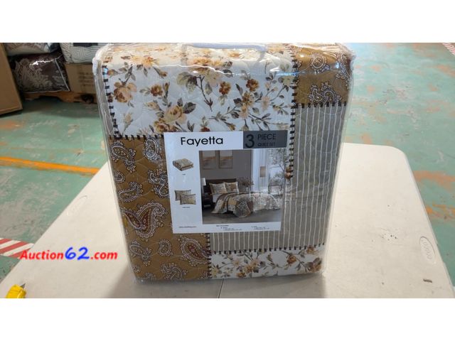 Lot 44-1560m - Fayetta 3 Piece Quilt Set Queen Size Floral Patchwork See All Photo's Not Tested Appears New, A basic inspection has been given to this item...