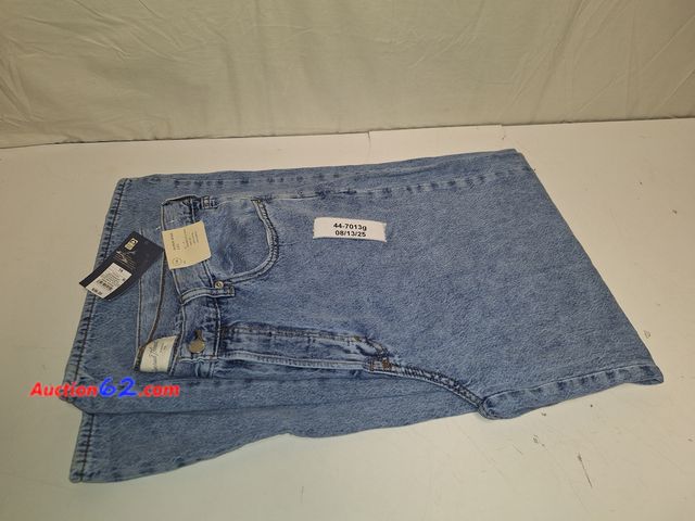 Lot 44-7013g - Universal Thread super wide leg jeans, size 14 Appears New, A basic inspection has been given to this item. Sold AS-IS. Stock Photo may not ...