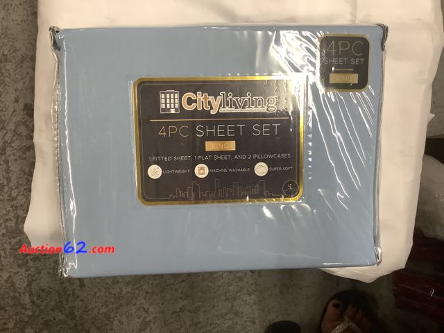 Lot 44-6089e - City living 4 pc king size sheet set fitted flat 2 pillow cases. Light weight super soft. Appears New, A basic inspection has been given to ...