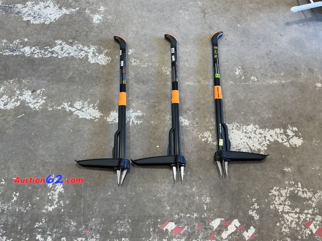 Lot 44-1112m - Fiskars Garden Weeder Tool Set See All Photo's Not Tested Appears New, A basic inspection has been given to this item. Sold AS-IS.