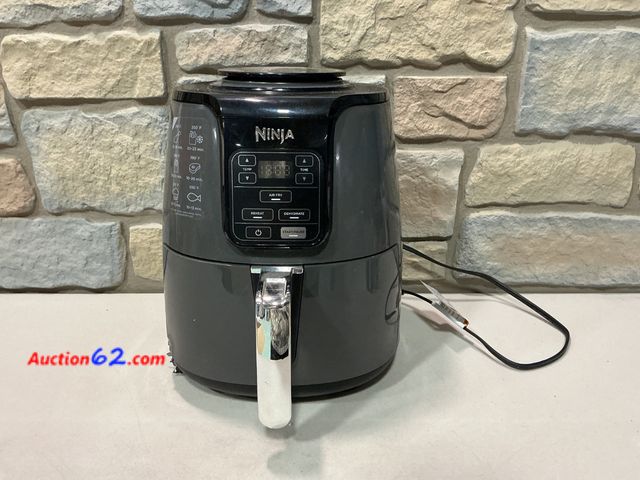 Lot 44-1686f - Ninja Air Fryer | 4 QT Capacity | 4-in-1 Roast, Crisp, Roast, Reheats, &amp; Dehydrates | Dishwasher Safe Parts | 105°F-400°F | Includes 20 ...