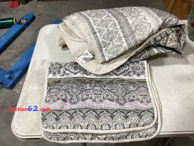 Lot 44-213b - Wangs Bedding 3 Piece Bedding Set- Unknown Size  1. Appears New, A basic inspection has been given to this item. Sold AS-IS.