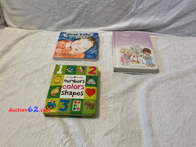 Lot 44-1029m - Lot of (3) children’s books E-Commerce Return, A basic inspection has been given to this item. Sold AS-IS. Used See All Photo's Not Tested