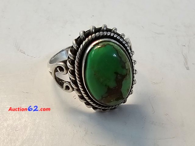 Lot 44-8398w - BEAUTIFUL ANTIQUE .925 STERLING SILVER RING WITH BIG PRETTY GREEN SWIRLED STONE. SIZE IS APPROXIMATELY A 10. PLEASE LOOK AT THE PHOTO OF THE...